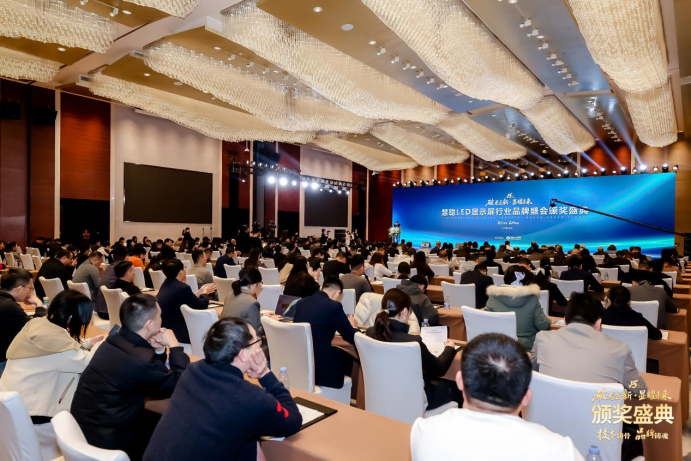 大美光电闪耀2025慧聪LED显示屏行业品牌盛会，双奖加身，荣耀加冕！