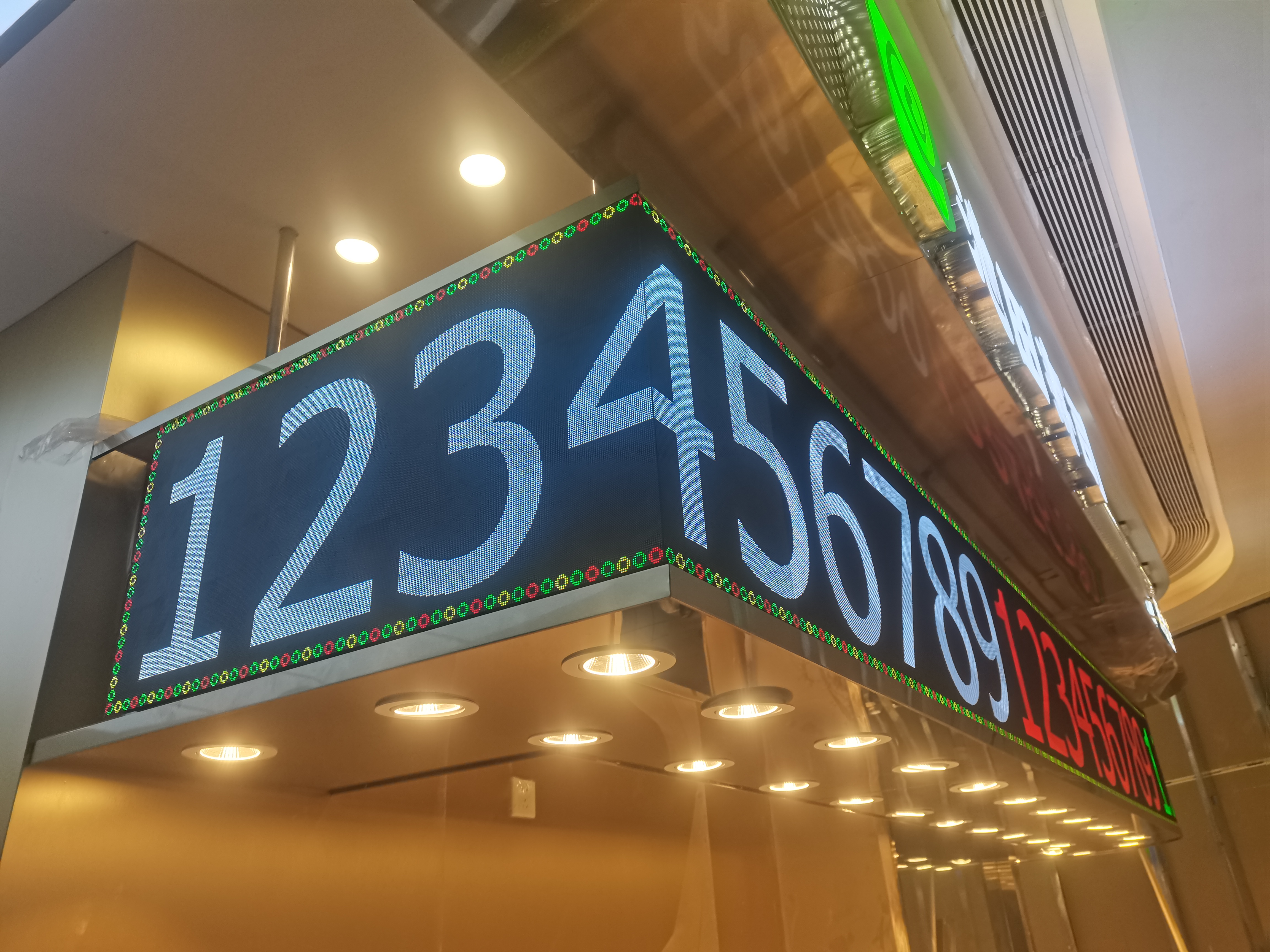 室内P2.5全彩直角加弧形LED显示屏视频案例